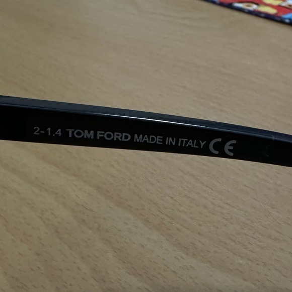 Tom Ford Black Wayfarer Sunglasses Timeless Design - Picture 4 of 4